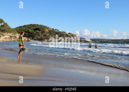 Ein weibliche Bademeister wacht auf Schwimmer in rauer See. Stockfoto