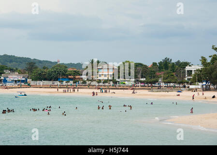 Menschen schwimmen in Dutch Bay, Trincomalee, Sri Lanka Stockfoto