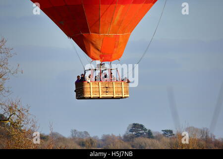 Jungfrau-Ballon abheben von einem Feld in Henley on Thames, Oxfordshire, Vereinigtes Königreich Stockfoto