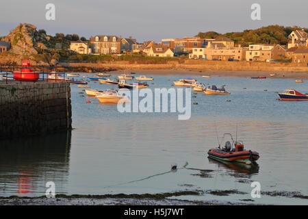 St. Marien-Hafen in der Abendsonne auf den Scilly-Inseln Stockfoto