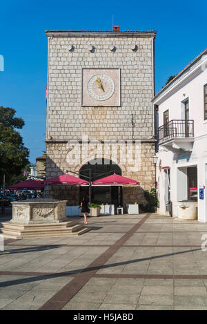 Großer Platz mit Rathaus, ein 15h-Turm mit Uhr aus dem 16. Jahrhundert, und einem aus dem 16. Jahrhundert sechsseitige Brunnen, Stadt Krk auf der ist Stockfoto