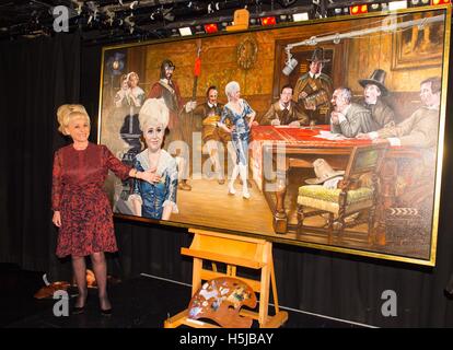 Dame Barbara Windsor stellt das Gemälde "Und wenn haben Sie letzten siehe Your Feet?" vom Künstler Nick McCann, eine Hommage an die Carry On-Filme im Comedy Store in London. Stockfoto