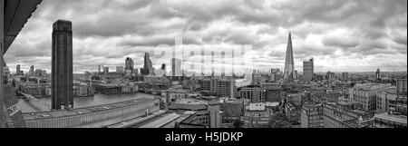 London, UK - Juli 2016: Der Blick auf die Skyline von London aus dem The Switch-Haus in der Tate Modern. Schwarz / weiß Foto Stockfoto