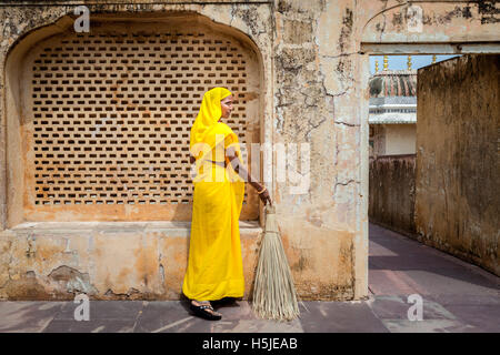 Umweltportrait einer Hausmeisterin, die in Amer Fort, Rajasthan, Indien, an Wartungsarbeiten arbeitet. Stockfoto