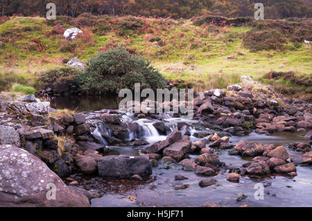 Ein Landschaftsbild des Wehrs auf Allt Gleann ein t-Srathain in der Nähe von Inverkirkaig, Assynt, Sutherland, Schottland. Stockfoto