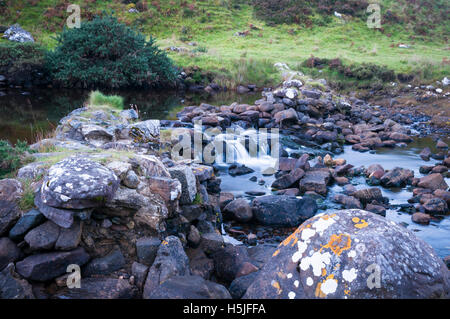 Ein Landschaftsbild des Wehrs auf Allt Gleann ein t-Srathain in der Nähe von Inverkirkaig, Assynt, Sutherland, Schottland. Stockfoto