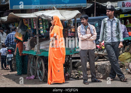 Menschen stehen an einem Straßenrand Markt in Rajasthan, Indien. Stockfoto