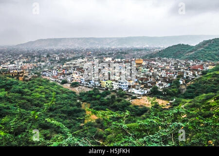 Jaipur Stadtlandschaft vom Monkey Temple in Jaipur, Rajasthan, Indien gesehen. Stockfoto