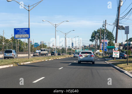 Fahrt entlang der Route 3 in Secaucus, New Jersey in Richtung North Bergen und dem Lincoln Tunnel mit der Skyline von Manhattan Stockfoto