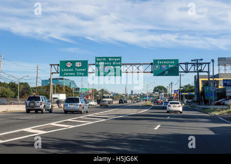 Fahrt entlang der Route 3 in Secaucus, New Jersey in Richtung North Bergen und dem Lincoln Tunnel mit der Skyline von Manhattan Stockfoto