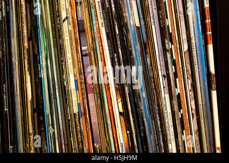 eine Sammlung von Schallplatten eng zusammen gepackt. Stockfoto