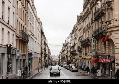 PARIS, Frankreich - 31. Dezember 2011: Blick auf den Boulevard Saint-Petersburg in Paris, Frankreich Stockfoto