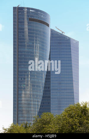 Moderne Gebäude Metall und Glas-Fassaden mit Bäumen. Vertikal Stockfoto