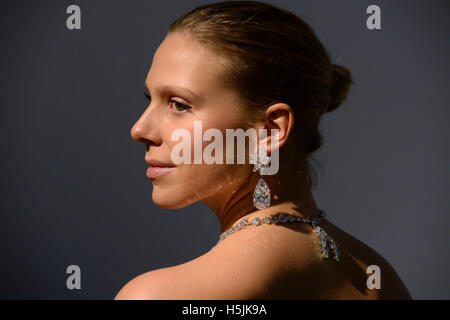 Ein Christie Mitarbeiter Modelle Miroir de L'Amour-Diamant-Ohrringe und und Le Jardin d'Isabelle Diamant-Halskette in ihrer London-Showroom. Stockfoto