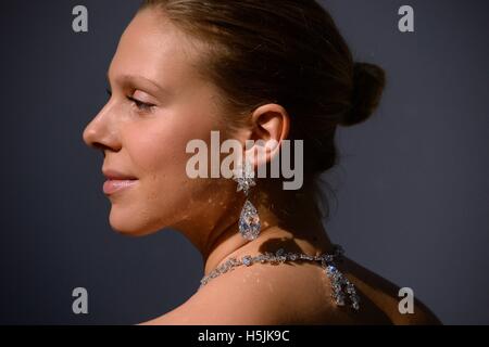 Ein Christie Mitarbeiter Modelle Miroir de L'Amour-Diamant-Ohrringe und und Le Jardin d'Isabelle Diamant-Halskette in ihrer London-Showroom. Stockfoto