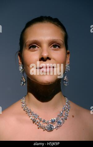 Ein Christie Mitarbeiter Modelle Miroir de L'Amour-Diamant-Ohrringe und und Le Jardin d'Isabelle Diamant-Halskette in ihrer London-Showroom. Stockfoto