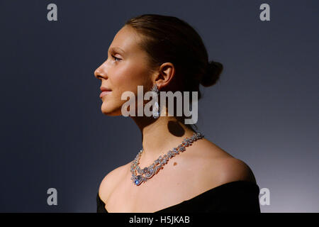 Ein Christie Mitarbeiter Modelle Miroir de L'Amour-Diamant-Ohrringe und und Le Jardin d'Isabelle Diamant-Halskette in ihrer London-Showroom. Stockfoto