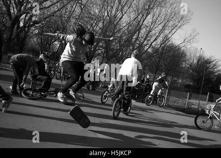 Radfahrer und Skater im Parc des Expositions Skate Bowl, Newcastle Upon Tyne, England Stockfoto