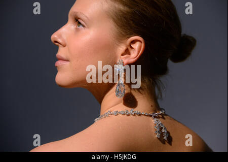 Ein Christie Mitarbeiter Modelle Miroir de L'Amour-Diamant-Ohrringe und und Le Jardin d'Isabelle Diamant-Halskette in ihrer London-Showroom. Stockfoto