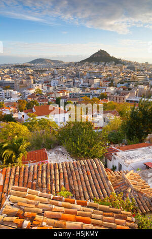 Ansicht von Athen von Lycabettus-Hügel beherrscht. Bild entnommen Anafiotika in der Altstadt. Stockfoto