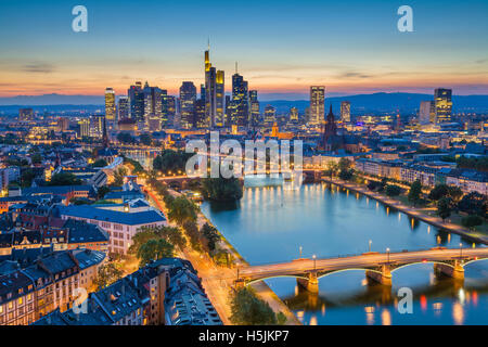 Frankfurt Am Main. Bild der Skyline von Frankfurt Am Main während der blauen Dämmerstunde. Stockfoto