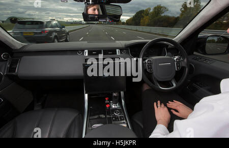 Sperrfrist, Freitag den 21. Oktober 0001 nur zur redaktionellen Nutzung Amy Rimmer, Research Engineer bei Jaguar Land Rover zeigt die Auto-ManufacturerÕs Advanced Autobahn unterstützen in einem Range Rover, der das Fahrzeug antreibt, überholt und Fahrzeuge im toten Winkel, während die ersten Demonstrationen des Projekts UK Autodrive bei HORIBA MIRA Proving Ground in Nuneaton, Warwickshire erkennen können. Stockfoto