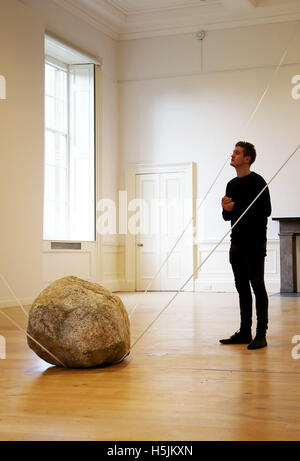 Harris Brine, von der National Galleries of Scotland, nimmt einen genaueren Blick auf eine abstrakte Skulptur namens "Räume miteinander verbunden" zeitgenössischen Künstlers Karla Black, die in einer neuen Ausstellung 'A New Order"an der Scottish National Gallery der modernen Art in Edinburgh bietet. Stockfoto