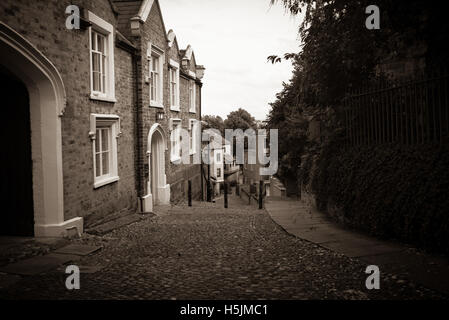 Der gepflasterten Straße von St Mary Hill in Chester Stockfoto