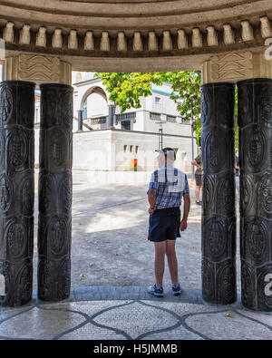 Darmstadt, Mathildenhöhe.  Ältere Mann steht im Jugendstil-Schwan-Tempel, Schwanentempel, entworfen von Albin Müller 1914 Stockfoto