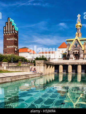 Künstlerkolonie Darmstadt Mathildenhöhe, Hochzeitsturm Hochzeitsturm, Ausstellungsgebäude und russische Kapelle mit pool Stockfoto