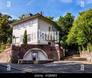 Darmstadt, Mathildenhöhe, Jugendstil, Deutsch Jugendstil Haus außen. Joseph Maria Olbrich House mit blauen & weiße Fliese detail Stockfoto