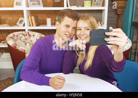 Junges Paar, Mann und Frau tun selfie Stockfoto