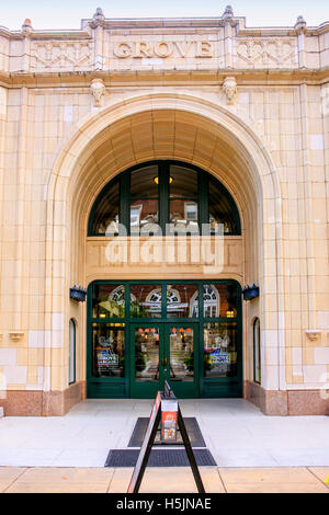 Eingangstüren in der Grove Arcade auf Seite Straße in der Innenstadt von Asheville, NC Stockfoto