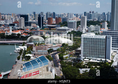 Luftaufnahme der Esplanade und das Mandarin Oriental Hotel in Singapur Stockfoto