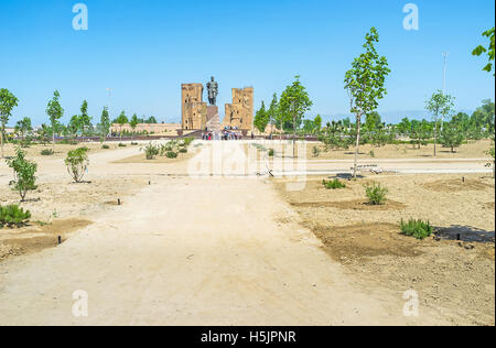 Die Straße führt, Amir Timur Monument und Ruinen des Ak Saray Palastes auf dem Hintergrund, Shakhrisabz, Usbekistan. Stockfoto