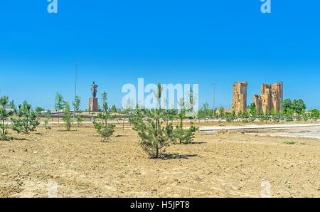 Der Blick auf die Ruinen des Ak Saray Palast und das Denkmal von Amir Timur, Shakhrisabz, Usbekistan. Stockfoto