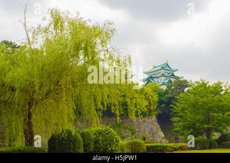 Nagoya Burg sichtbar oberhalb der Baumgrenze und Wall Wände an bewölkten Tag in Nagoya, Japan Stockfoto