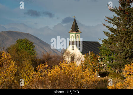 Alte Kirche mit Herbstfarben im Nationalpark Thingvellir, Island. Stockfoto