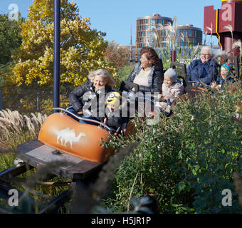 Großmütter und Enkel genießen einen gemeinsamen Nervenkitzel in der Karawane Fahrt. Tivoli, Kopenhagen, Dänemark. Eröffnung der Halloween-Saison. Stockfoto