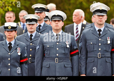 Freunde und Familie zollen bei einer Rückführung Zeremonie für Corporal Brent McCarthy und Lance Corporal Lee Davies Stockfoto