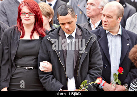 Freunde und Familie zollen bei einer Rückführung Zeremonie für Corporal Brent McCarthy und Lance Corporal Lee Davies Stockfoto