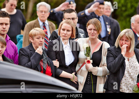 Freunde und Familie zollen bei einer Rückführung Zeremonie für Corporal Brent McCarthy und Lance Corporal Lee Davies Stockfoto