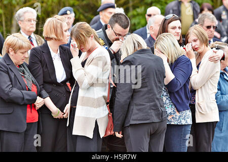 Freunde und Familie zollen bei einer Rückführung Zeremonie für Corporal Brent McCarthy und Lance Corporal Lee Davies Stockfoto