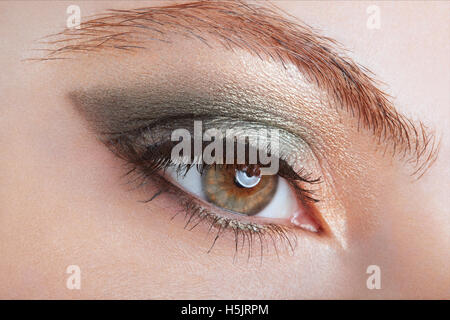 Frau mit grünen Augen smokey Schmink Stockfoto