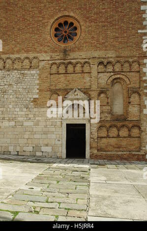 Senj, Kroatien, 18. September 2016: eine kleine Stadt im Norden Kroatiens. Mariä Himmelfahrt-Kathedrale. Haupteingang. Stockfoto