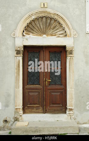 Senj, Kroatien, 18. September 2016: eine kleine Stadt in Kroatien. Verzierten Eingang im fünfzehnten Jahrhundert von Templer gemacht. Stockfoto