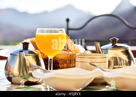 Marokkanisches Frühstück serviert auf der Terrasse des Hotels im Atlas-Gebirge. Stockfoto