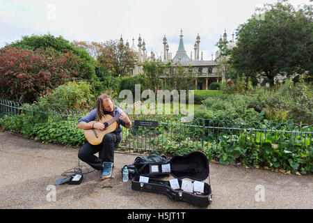 Ein Straßenmusikant Gitarre vor Brighton Royal Pavilion, Brighton, East Sussex England UK Stockfoto