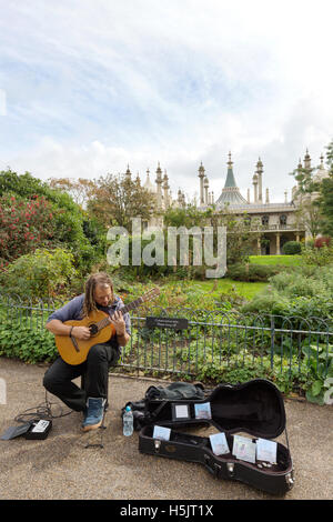 Ein Straßenmusikant Gitarre vor Brighton Royal Pavilion, Brighton, East Sussex England UK Stockfoto