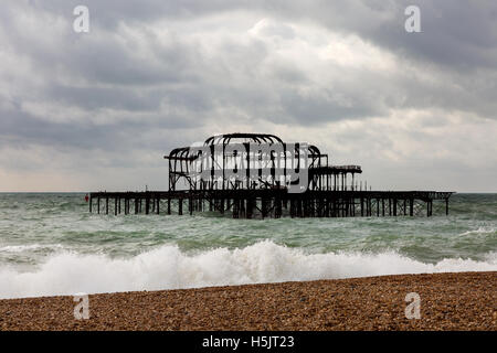 Die ausgebrannten Reste der West Pier, Brighton, East Sussex, England UK Stockfoto